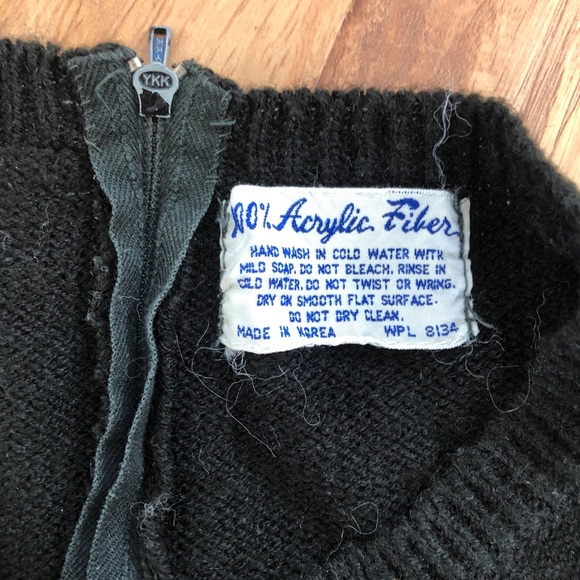 Vintage sweater w/ cute floral detail - Picture 6 of 7